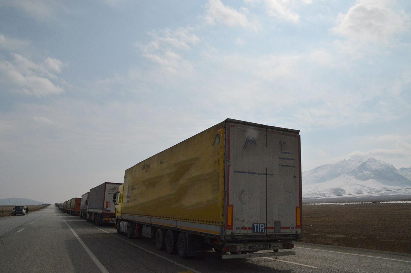 Gürbulak'ta 7 kilometrelik TIR kuyruğu oluştu
